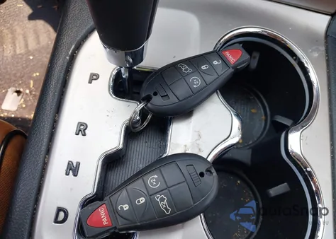 2011 Jeep Grand Cherokee Overland z USA, uszkodzony, nr VIN 1J4RR6GT3BC574037